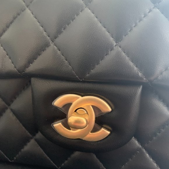CHANEL Mini Flap with Top handle in Black Lambskin - Picture 4 of 5